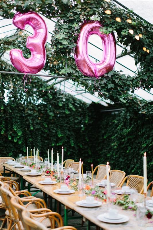pavyzdys, kaip sode surengti gimtadienio vakarėlį su kaimišku stalo dekoravimu ir 30 metų balionu