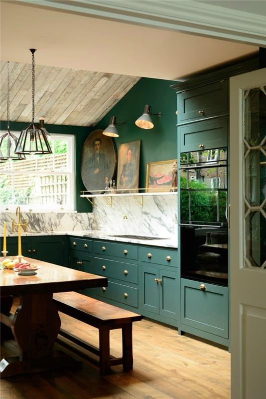 dopolnilna barvna zamisel o zeleni kuhinji v obliki črke L z marmornim brizganjem in temno zelenim pohištvom