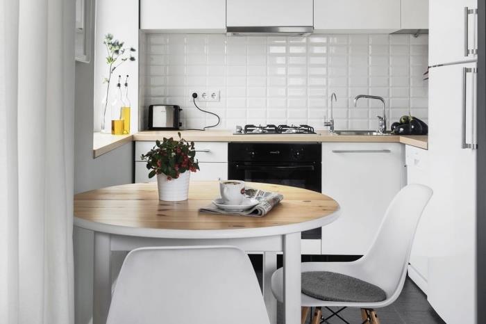 prijetna ideja za dekoracijo v majhni kuhinji, opremljeni v L z belim pohištvom z delovno ploščo iz svetlega lesa