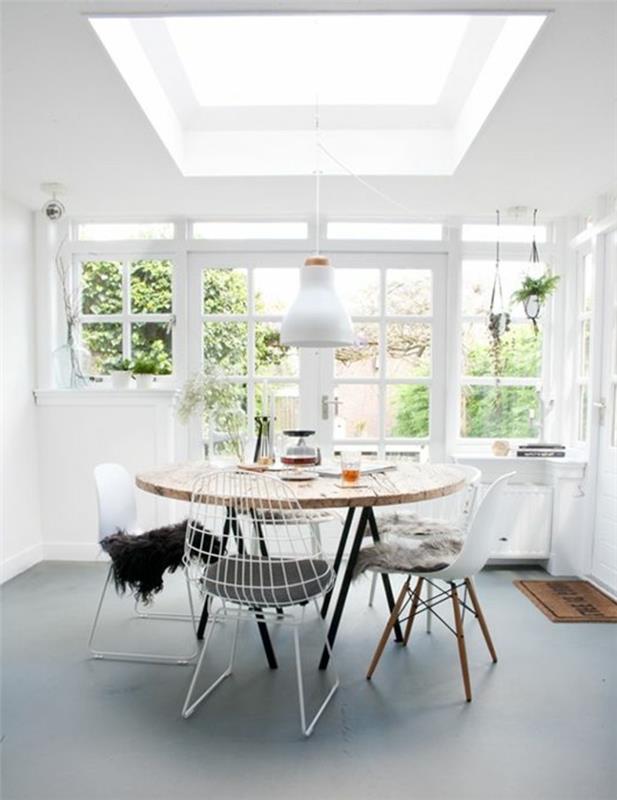 Apvalus-medinis-valgomasis stalas-alavo kėdė-pilka-lino-grindys