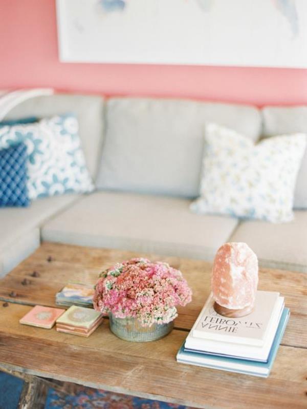 mizica-s-paleta-siva-zofa-roza-stene-rože-knjige