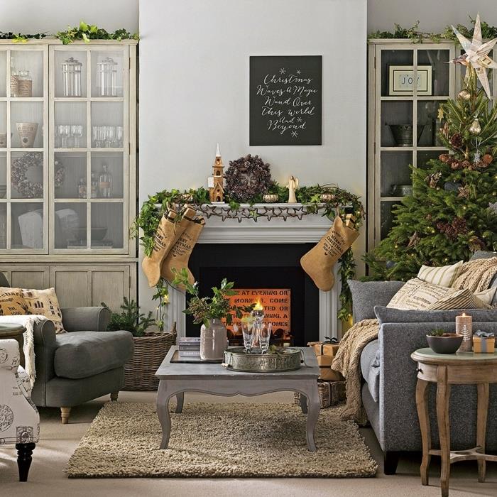 sive zofe, siv kamin, siva klubska mizica, baročne oblike, vitrine, pohabljena košara, okrašeno božično drevo