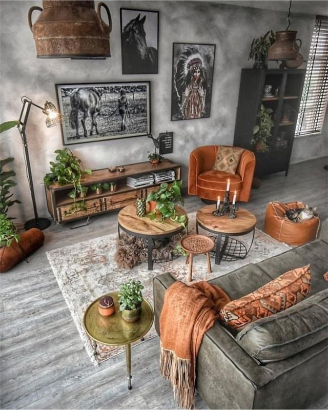 industrijski slog lesena in kovinska klubska mizica dnevna soba siva zofa karirana usnjena resica bela in črna fotografija