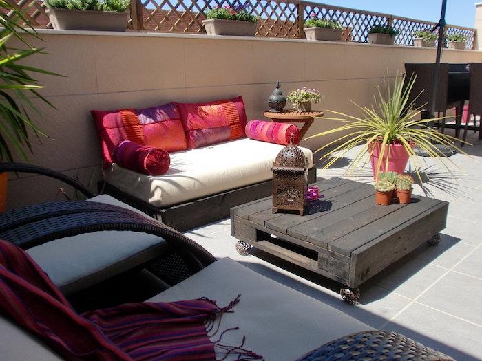 Zen terasta bohem şık dinlenme alanı, palet bahçe mobilyaları, sehpa ve ahşap kanepeler