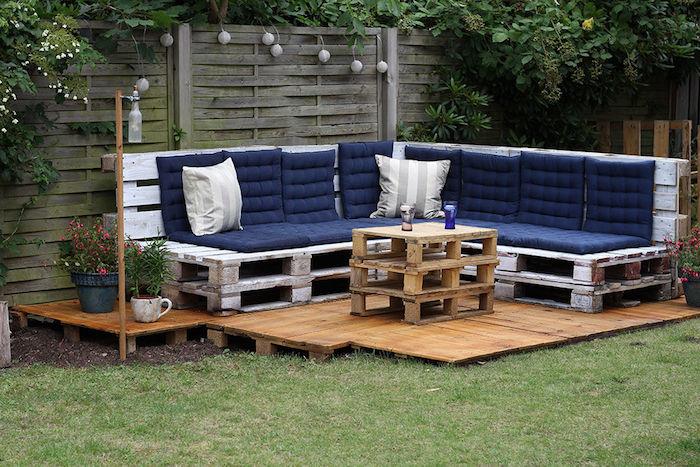 açık ahşap terasta beyaz boyalı köşe kanepe ve palet sehpa ile palet bahçe mobilyaları