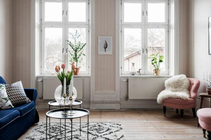 gyvenamojo kambario dekoras su baltomis sienomis su rausvos spalvos pudra, retro dizaino interjeras su moderniais baldais