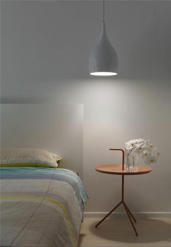 temiz bir tasarıma sahip bir damla su şeklinde beyaz bir başucu sarkıt lamba, tek renkli yatak odası