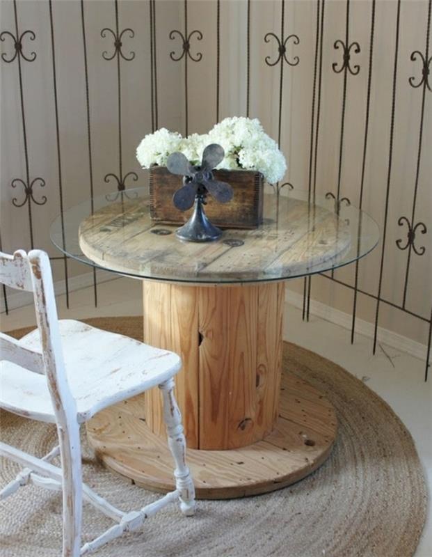 cam tablalı makaralı sehpa, ahşap tepsi, çiçek buketi saklama yeri ve patinajlı beyaz sandalye