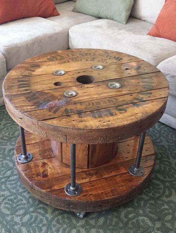 lesena klubska mizica z omejenim prostorom za shranjevanje, zelena preproga, bel kavč in večbarvne blazine