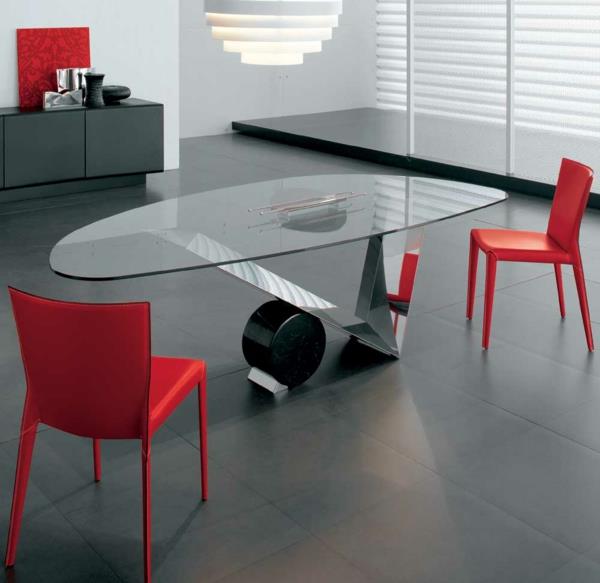 skaidrus kavos staliukas ir dvi raudonos kėdės