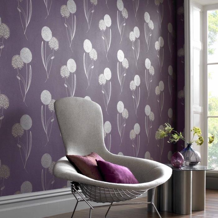 svetingas pilkos ir violetinės spalvų interjeras, purpurinio atspalvio gėlių tapetų raštas su pilkomis gėlėmis