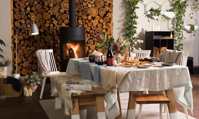 Ahşap duvarları taklit eden yemek odası duvar kağıdı
