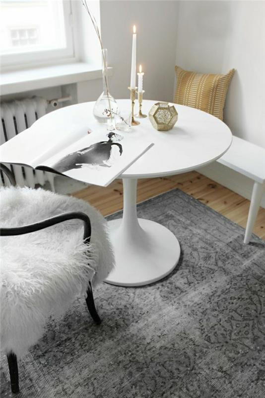 namizni stoli v obliki belih tulipanov-svetla-notranjost-siva preproga-parket