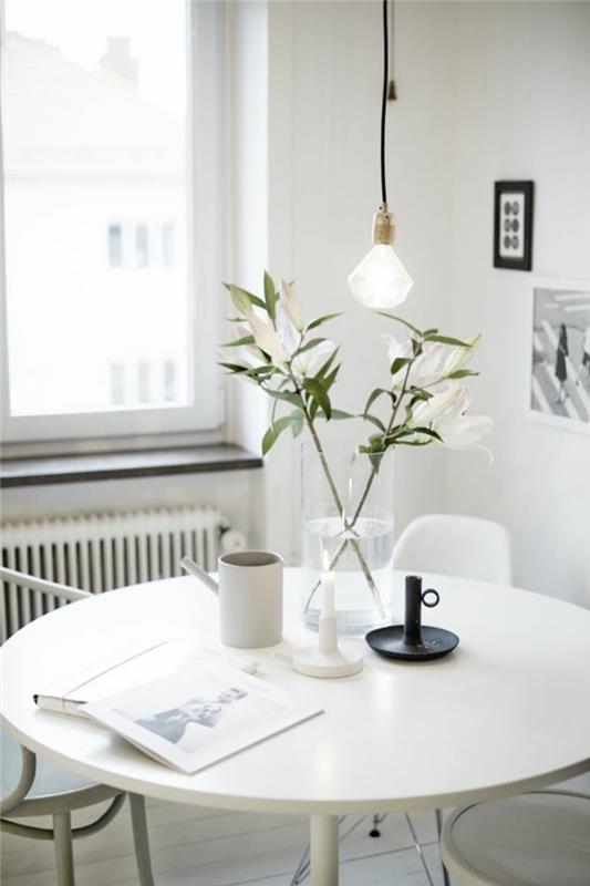 baltas tulpių stalas-apvalus virtuvės stalas-baltos gėlės-ant-stalo-dizaino-virtuvės lempa