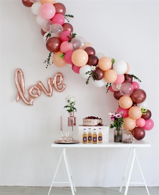 pigių gimtadienio dekoracijų pavyzdys su rožinės ir koralų balionais, pyrago kampelis ir gėrimai gimtadieniui