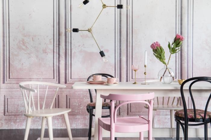 rožinių miltelių dažų pavyzdys ant vintažinio stiliaus medinių sienų, valgomojo dekoras su regeneruoto medžio stalu ir kėde