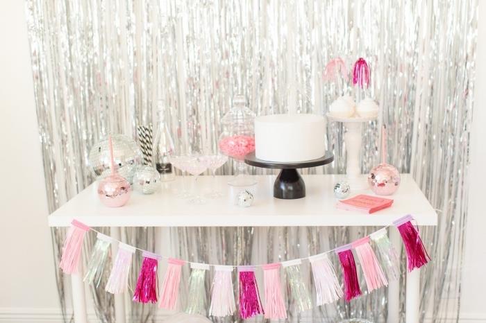 moteris 30 metų jubiliejaus šventė su vakarėliu namuose, šventinis kampelis su desertais ir pyragas su sidabro ir rožinės spalvos apdaila