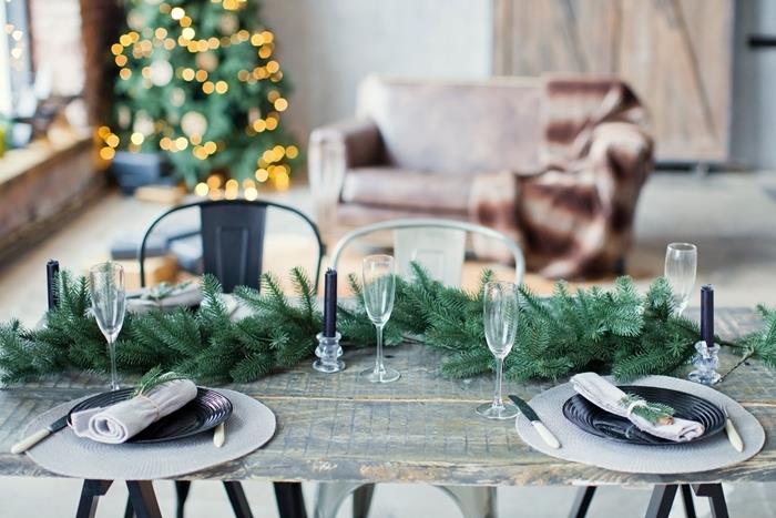 miza iz surovega lesa rustikalni dekor v minimalističnem slogu steklo za šampanjec Božič v središču črna okrogla plošča beli prtiček