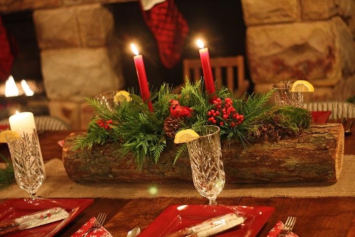 lesena miza kamin kamen rdeča nogavica noel tradicionalna božična miza rdeče sveče zelena očala