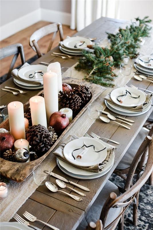lesena miza dekor v kmečkem slogu miza osrednji del leseni pladenj sadne sveče borovi storži jelkove veje