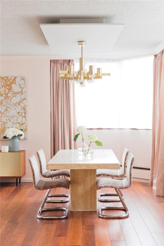 svetainės išdėstymas su dideliu mediniu stalu ir šviesiai rožinėmis kėdėmis, pastelinės rožinės spalvos ilgų užuolaidų modelis