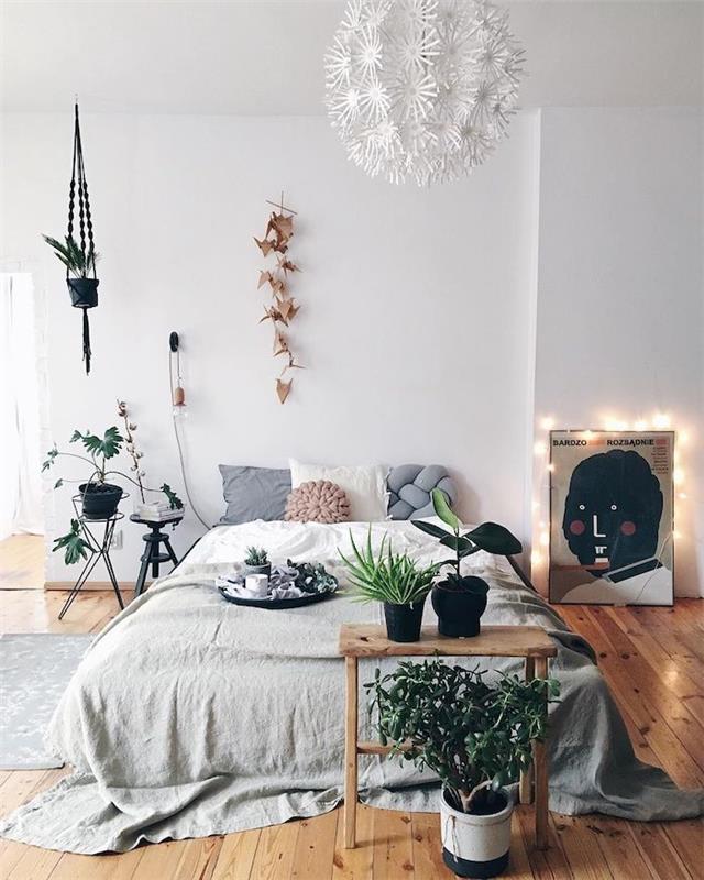 Skandinavska preprostost, lesena hipsterska miza, postavitev spalnice 10 m2, dekoracija spalnice z zelenimi rastlinami