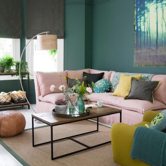pastel pembe ve hardal sarısı renkli mobilyalarla döşenmiş yeşil bir oturma odasında duvarlar için 2020 renk trendi