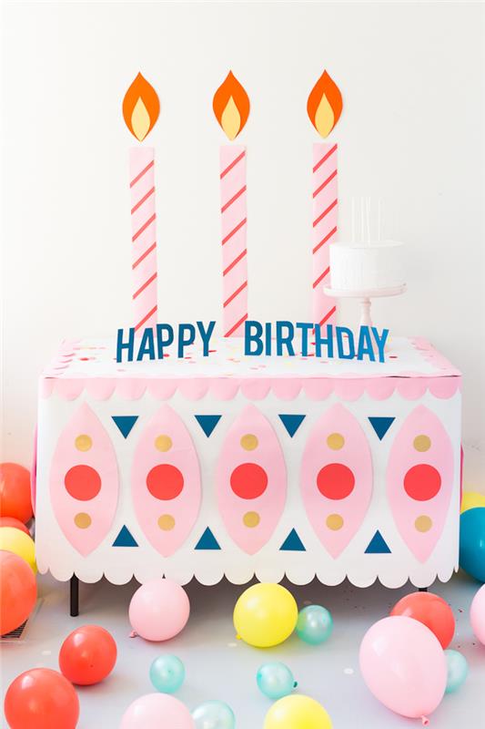 Dekoracija sobe za rojstni dan, dekoracija za 18. rojstni dan, pomemben datum, miza okrašena kot velika torta