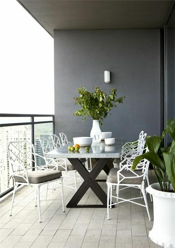 zunanja miza-železni stol-bistro-miza-bela-marmorna-terasa-veličasten razgled