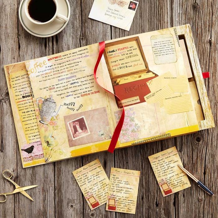 družinska knjiga receptov z risbami in rumenimi stranmi v vintage stilu z belo skodelico kave