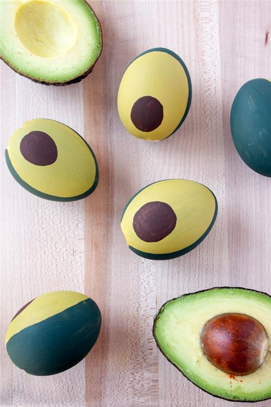 avokado şeklindeki paskalya yumurtalarını toksik olmayan boya ve kalemlerle süsleme fikri, orijinal tasarım yumurtalar
