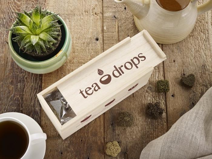 zbiranje čaja v obliki majhnih kock zelišč, ki jih bo babici ponudila za dan 2018
