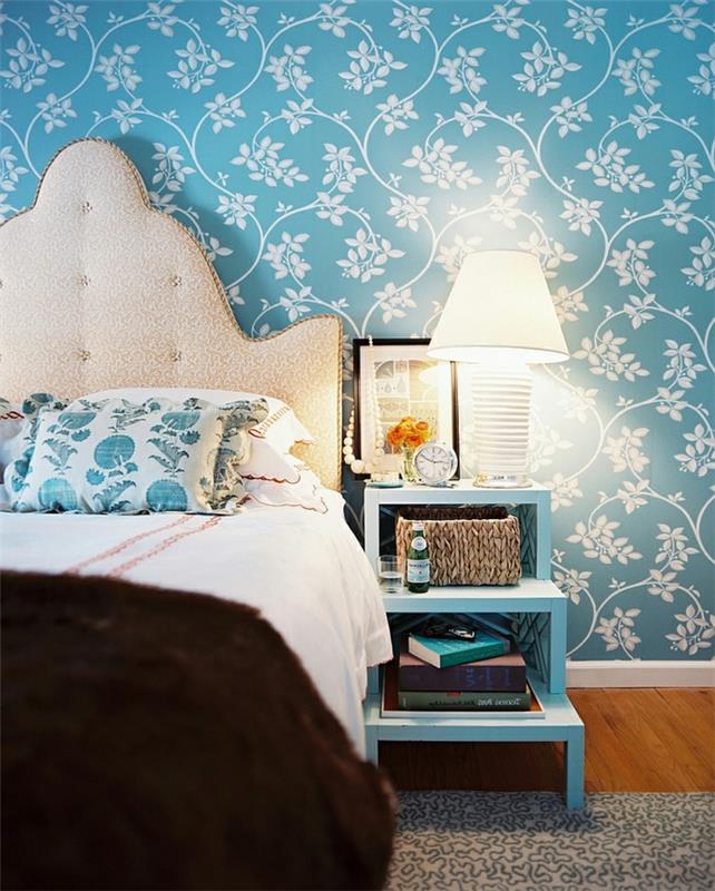 kopėčios, naudojamos kaip lova, mėlyni barokiniai tapetai, barokiniai galvūgaliai, mėlynos ir baltos dekoratyvinės pagalvėlės