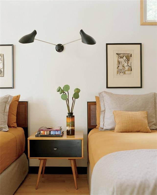vidurio stiliaus naktinis stalas miegamajame, minimalistinis dekoras, juoda sieninė lempa