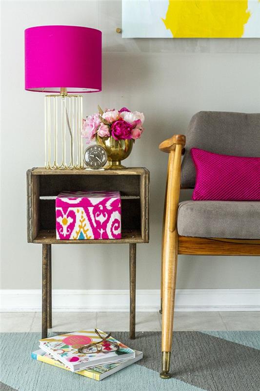 vidurio boho naktinis stalas, rožinė lempa, rožinės ir baltos spalvos dėžutė, dažai su geltona dėme