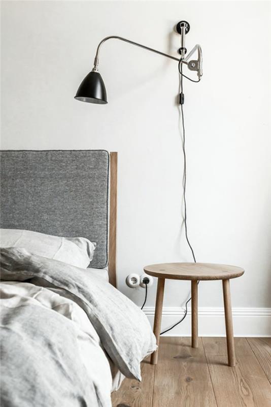 doğal ahşap tripod üzerinde ayarlanabilir kollu bir duvar lambası, tek renkli yatak odası