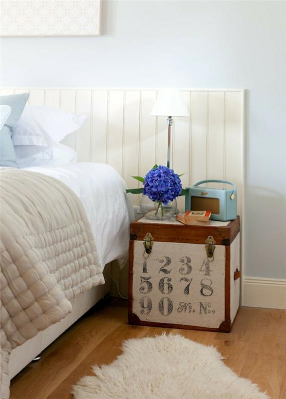 senas medinis lagaminas, nudažytas baltai ir dekoruotas skaičiais, mažas senovinis radijas