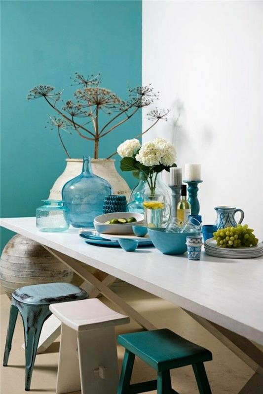 lesena-kuhinja-miza-nebo-modri-stoli-turkizna-stena-dekoracija-mize