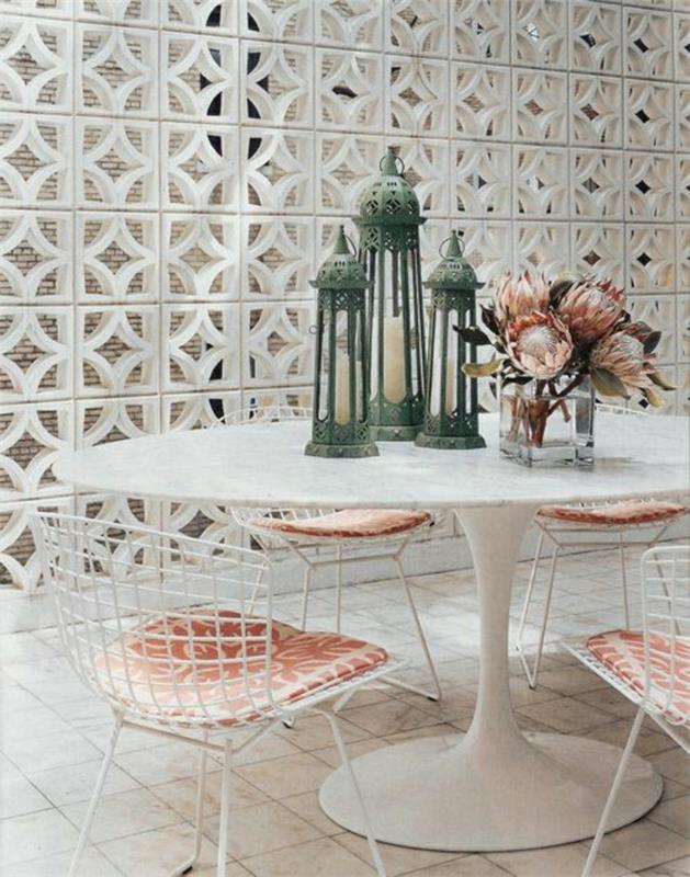 vrtna miza-miza-tulipan-bela-plastični-stol-kositer-bele ploščice-bež