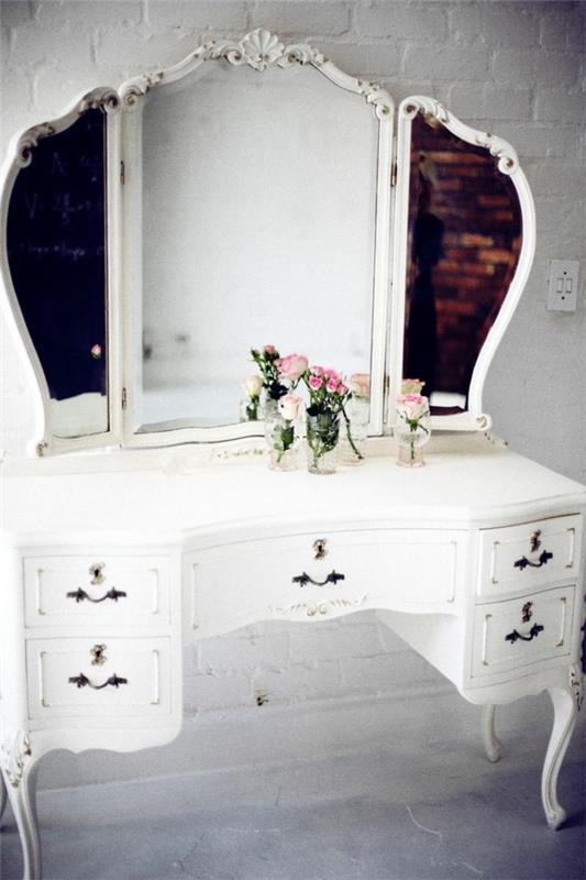 velika zrcalno-bela miza za ličenje