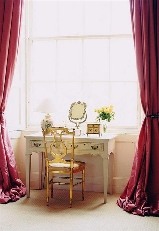 enojna miza-dolge-rdeče zavese