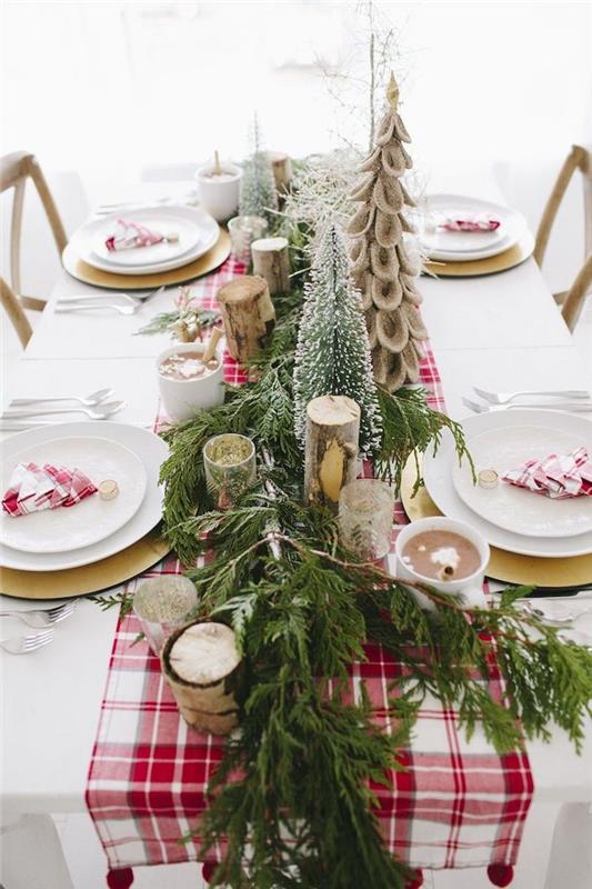 köknar dalları ve mumlar ile kırmızı ve beyaz Noel masası rahat ve rustik dekorasyon