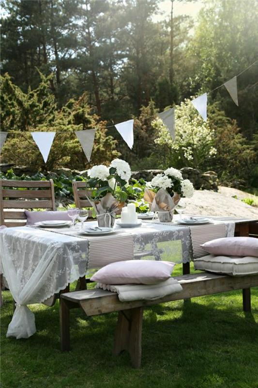 piknik-ahşap-masa-çiçekleri-beyaz-dantel-masa örtüsü-çim-bahçe-masa