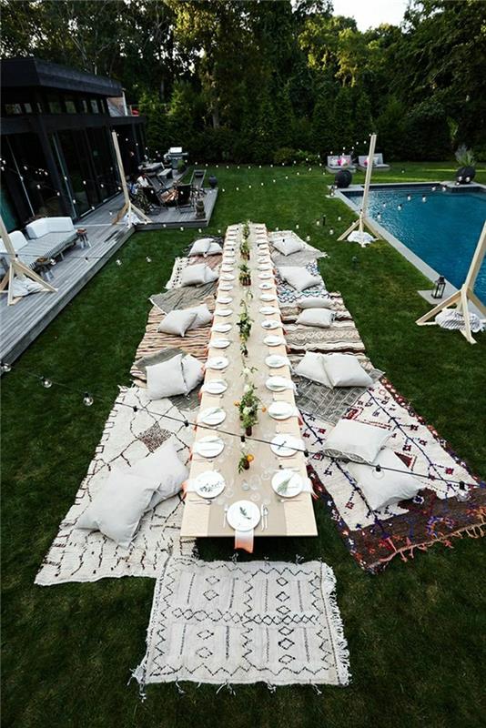 piknik-masa-yeşil-çim-a-büyük-ahşap-masa-yastık-beyaz-fikir