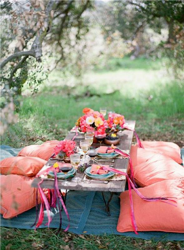piknik-masa-bahçe-sehpa-pembe-yastıklar-bahçe-yemek
