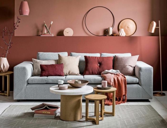 2020 deco trendi, beyaz mermer efektli zemine sahip bir oturma odasında koyu kırmızı pişmiş toprak gölgenin modern boyama fikri