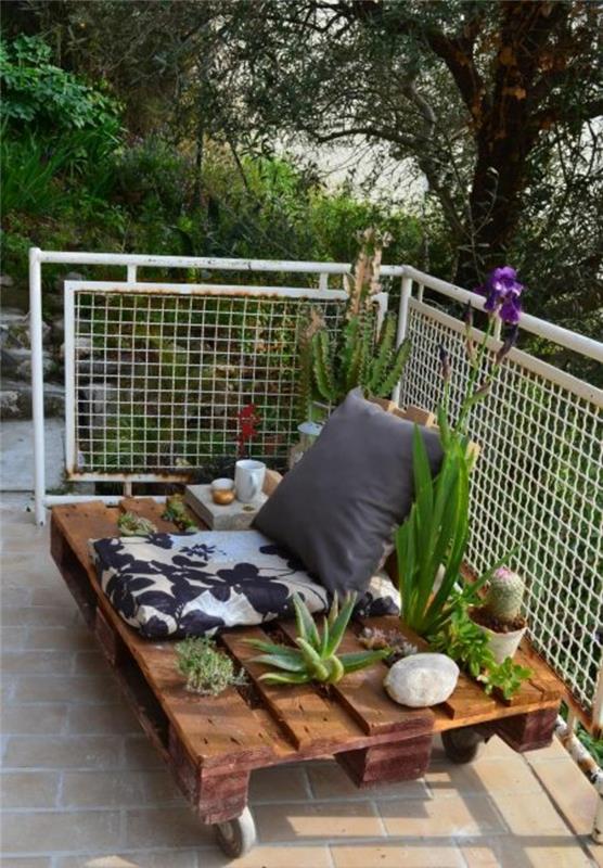 mobilus platformos augalų laikiklis su ratukais ir egzotiniais augalais, žalias terasos kampas, pagalvėlės vienam asmeniui