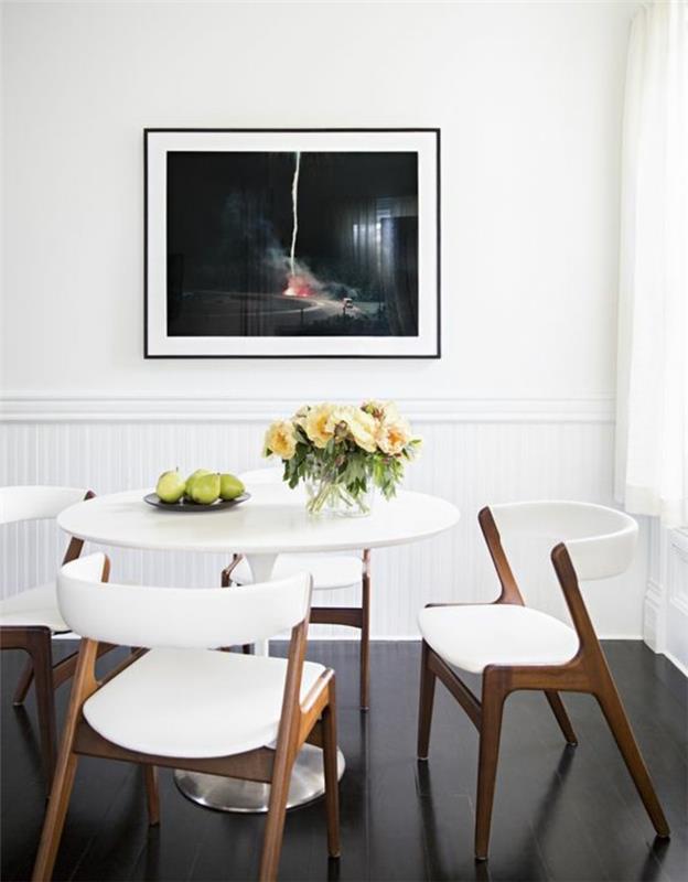 pigus dizainas-stalas-balta-tulpė-valgomasis stalas-baltos gėlių kėdės-ant stalo