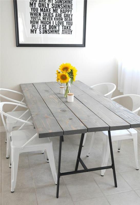 kaip papuošti kaimišką stalą, saulėgrąžų gėlių puokštę, medinį stalą, baltas kėdes, sienų lentelę