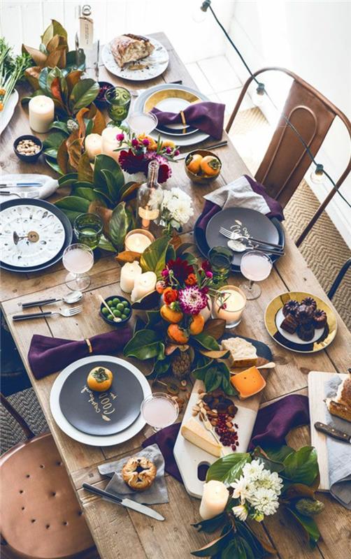 stalas, dekoruotas stalo bėgeliu, juodos ir baltos lėkštės, metalinės „Tolix“ kėdės, bordo spalvos servetėlės
